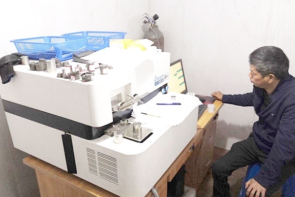 檢驗(yàn)員在使用CX-9800型直讀光譜儀 /cxyq/20200721163149-Fis0PH3VefatsfslwFK7v48QZotR.jpg