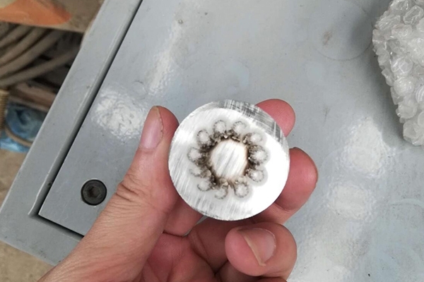 現(xiàn)場(chǎng)操作員學(xué)習(xí)打樣 /cxyq/20200806163554-FrdcvQ0LSGzJYCjdcH4NJDKWKXlU.jpg