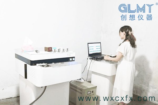 實(shí)驗(yàn)室檢測(cè)員經(jīng)過培訓(xùn)后在進(jìn)行測(cè)量分析 /cxyq/20200811130955-FmKQYnYXqVK7_xkLookI2jSLjzxU.jpg